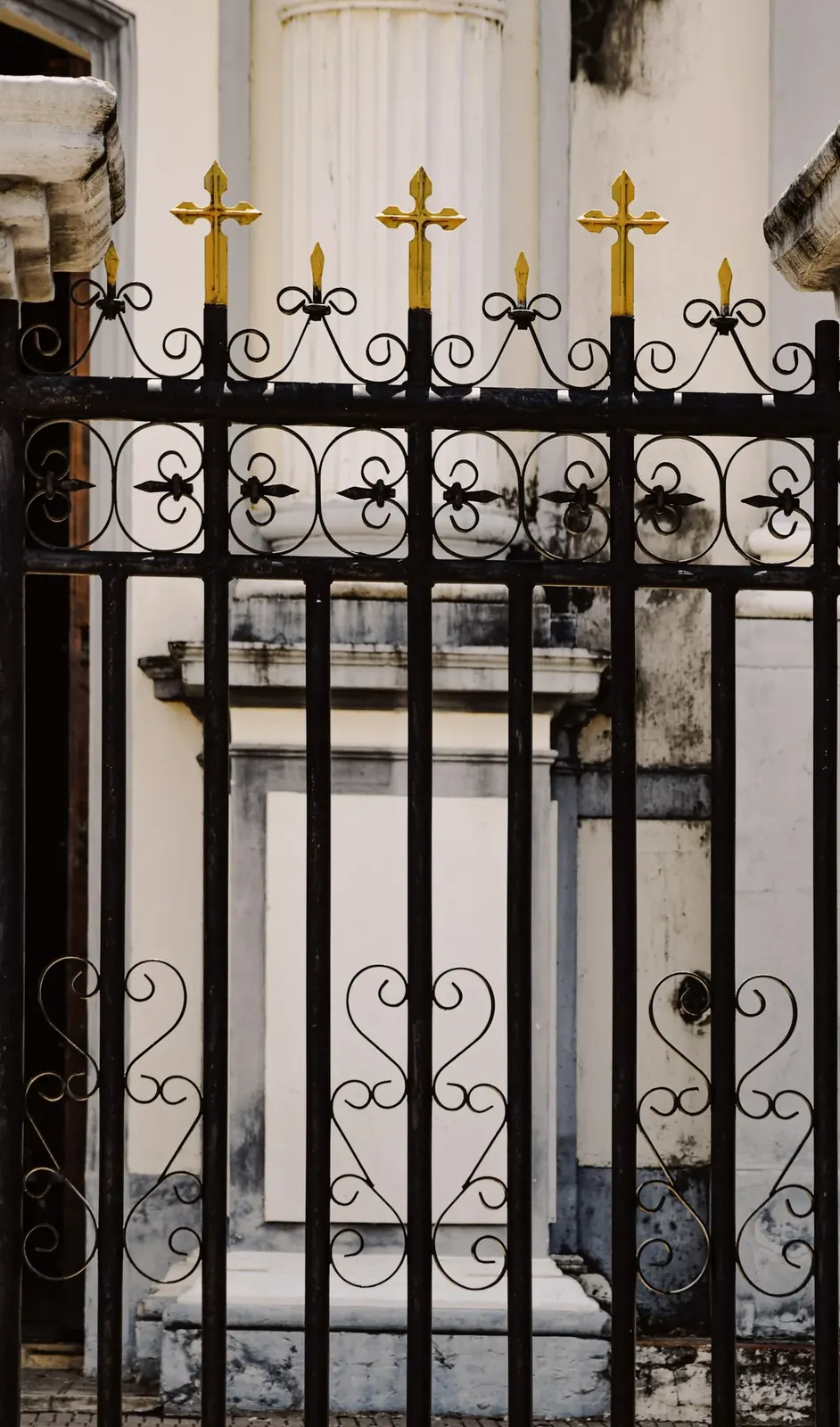 Solar Gate Opener Installation Louisville, KY, modern black gate design detail